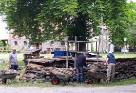 Stapeln, Krauten, Ölen, Schleifen, Putzen – Arbeitseinsatz mit Abstand